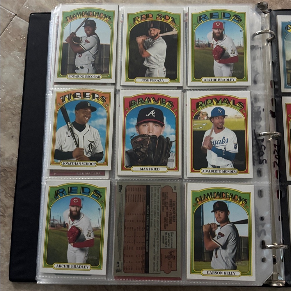 Lot  of 196 -Cards Black Binder of Mix Sport Cards - Picture 14 of 15